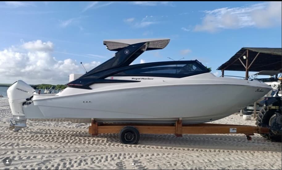 Focker 388 GT em vista lateral na marina