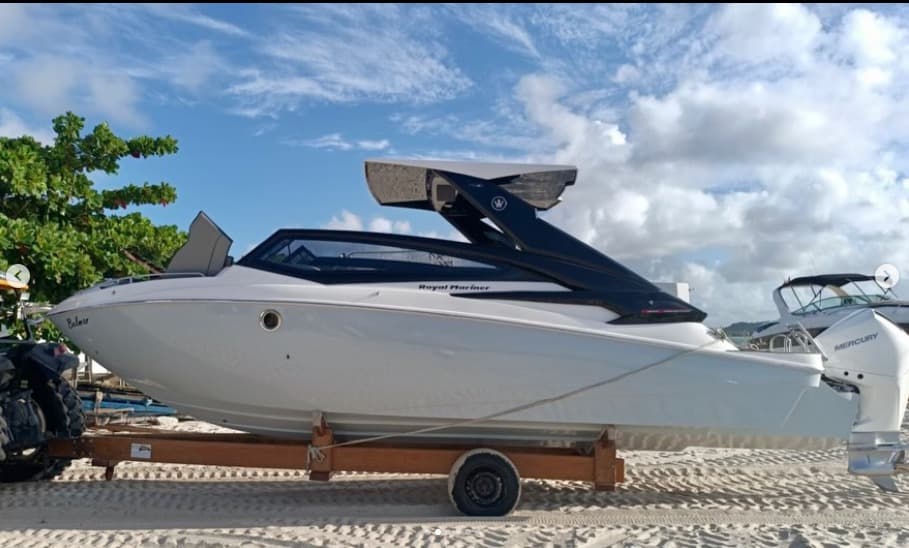 Lancha premium branca em uma marina sob o céu azul